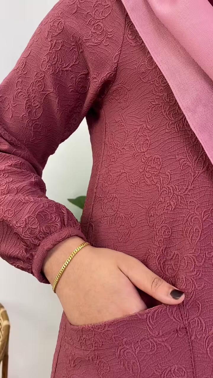 Jubah Mastura 🌹 Jubah trending sekarang material sulam timbul eksklsusif ✨Mempunyai poket di belah kanan dan cuff butang di tangan memudahkan untuk berwudhu 🥰 Zip di bahagian depan yang bf friendly sangat mudah untuk si ibu 😘 Dapatkan di beg ku...