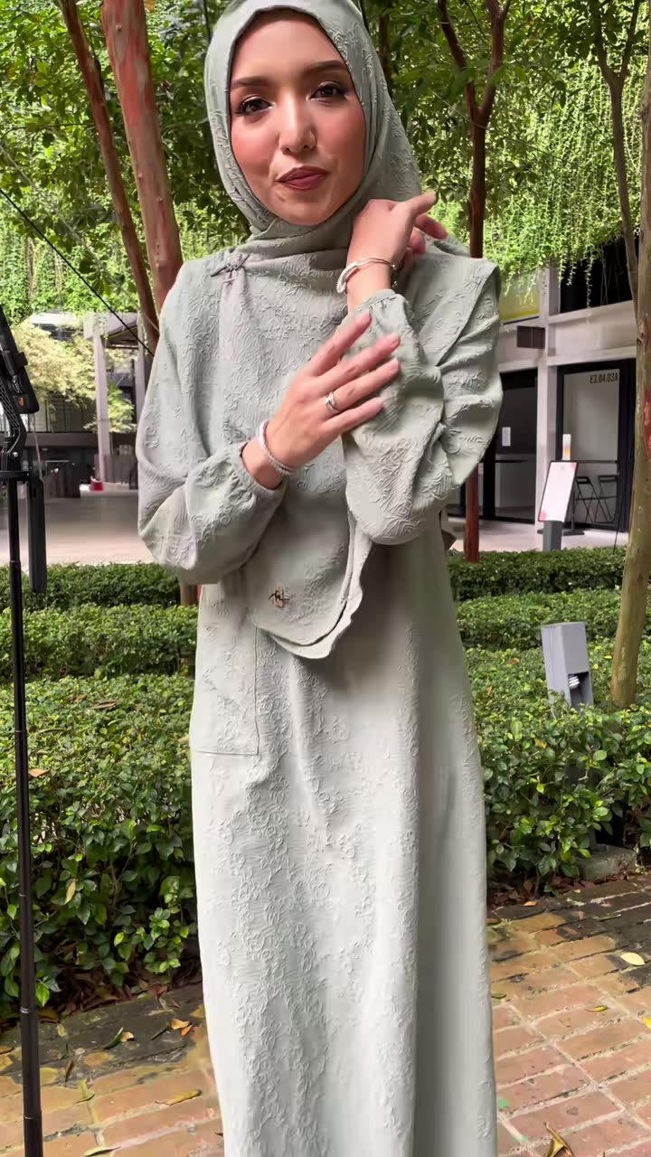 Jubah Abaya Mastura 😍 Lengann boleh tarik hingga ke siku sangat senang untuk berwudhu dan tak perlu pakai handsock dah 😘 Material yang memeri selesa untuk dipakai tanpa rasa gatal dan sejuk 🥰 Jom grab di beg kuning sekarang sementara harga teng...