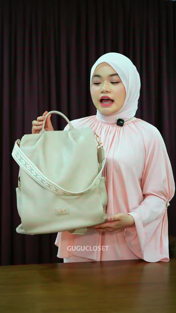 Sebab tu ramai suka Caramel! Tekstur kulit limau bukan sekadar cantik, tapi buat beg nampak lebih premium, kemas dan tahan gaya walaupun selalu digunakan. Caramel — backpack yang cantik dipandang, selesa digunakan.  #caramelbygugu #gugucloset #fyp...