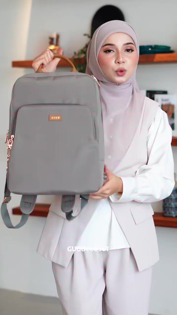 Kalau hari korang sentiasa on-the-go, Waffle memang wajib ada dalam collection ✨ Waterproof, spacious dan siap ada compartment laptop berkusyen untuk lindungi barang penting korang. Grab Waffle hari ini! #wafflebygugu #gugucloset #backpack #baglap...