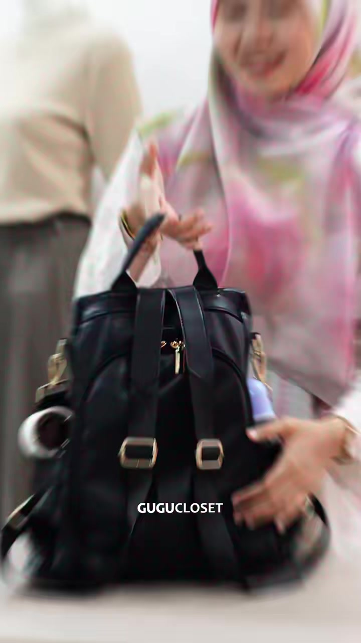 The kind of bag that makes busy days look effortless. Ringan, kemas dan versatile. Bila semua barang ada tempatnya, keluar rumah pun rasa lebih tenang. #jellybygugu #gugucloset #fypシ゚ #gugu01 #backpacktravel #gugutravel2026