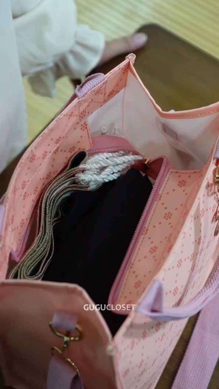 Jennie bukan sekadar beg, tetapi teman yang membantu anda membawa keperluan penting dengan lebih teratur dan mudah dicapai. Kerana ketenangan bermula dengan persiapan yang baik. 🌷 #jenniebygugu #gugucloset #fypシ゚ #totebagaesthethic #gugu03