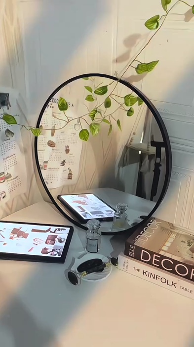 Cermin bulat hiasan ni memang buat ruang terus nampak luas, bersih & aesthetic gila. Design dia simple tapi classy