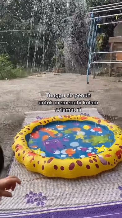 Best bawa anak mandi2 kolam🤩 #pool #kidspool #sprinklepool