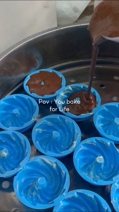 Baking Thingsss . 🤩 #fyp #trending #bakingtheraphy #bakingbussines  #Shopeevideo #chocolate #chocolatemoistcake #plasticmould #baking